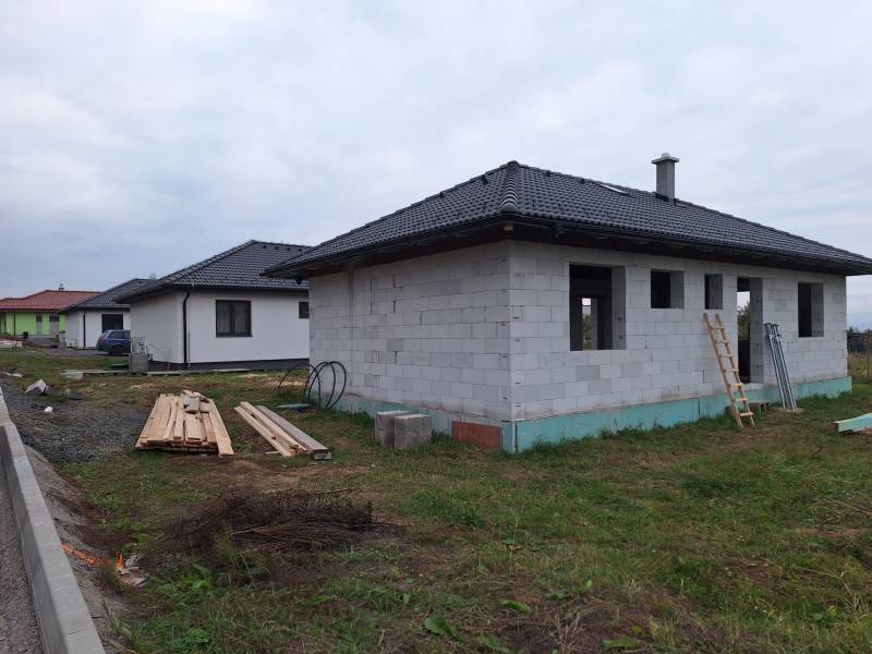 Construction process of family houses on Vyšná Šebastová Street in Prešov, working with wooden materials.