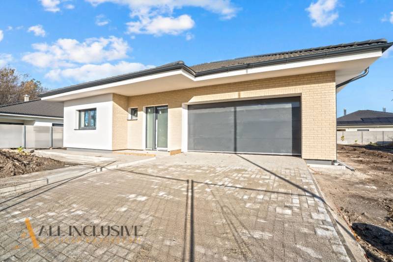 Family house on Florida Villa Park Street in Dunajská Streda with a large double garage.