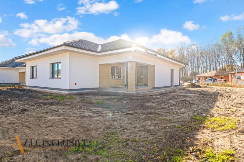 A family house on Florida Villa Park Street in Dunajská Streda with a grassy plot.