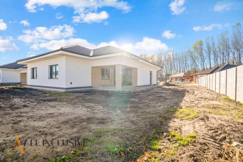 Family house on Florida Villa Park Street in Dunajská Streda with a spacious outdoor plot.