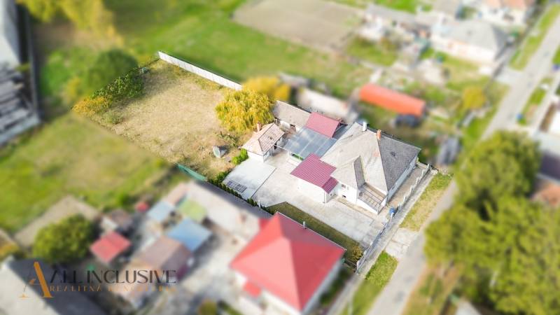The exterior of a family house in Veľké Kosihy with a spacious garden and a large courtyard.