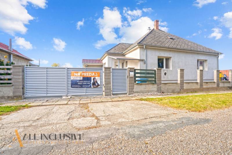 Family house in Veľké Kosihy for sale, white facade cladding, wide gate.