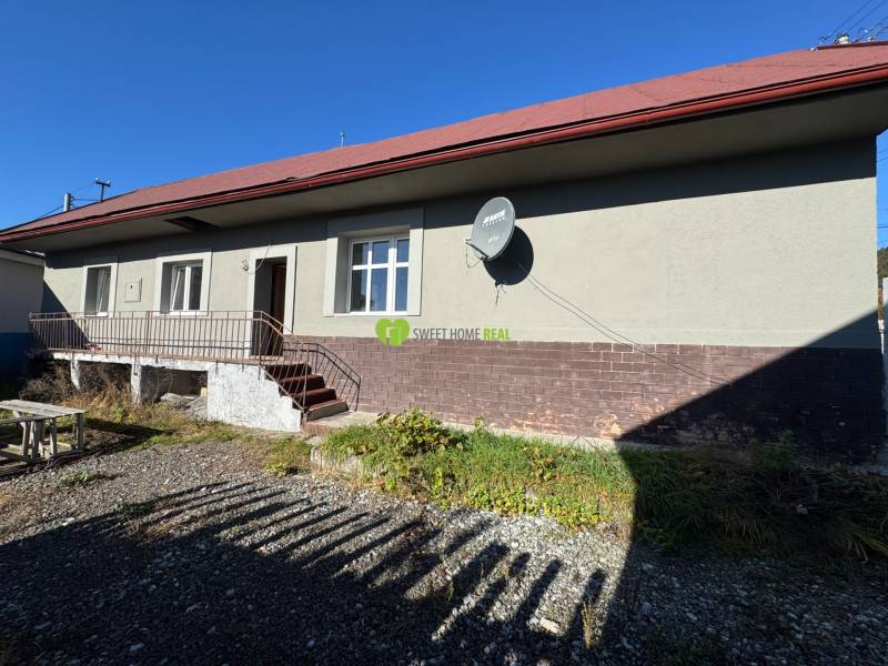 A family house on Varovecká Street in Družstevná pri Hornáde with an adjacent garden.