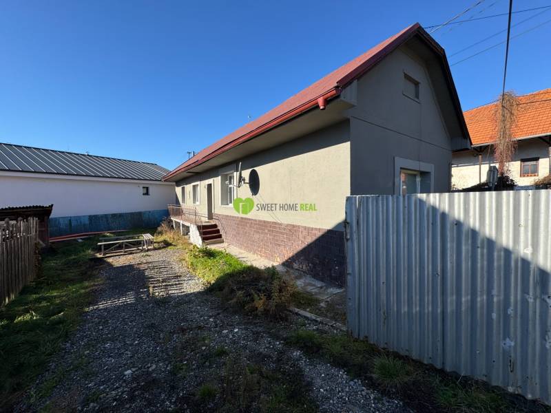 A family house on Varovecká Street in Družstevná pri Hornáde with a yard and a gate.