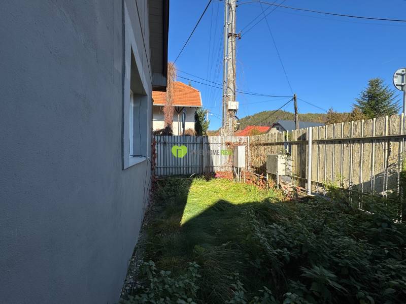 A family house on Varovecká Street in Družstevná pri Hornáde, garden with fencing.