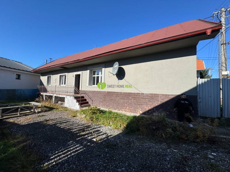 A family house on Varovecká Street in Družstevná pri Hornáde with an adjacent yard.