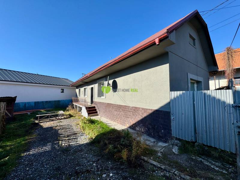 A family house on Varovecká in Družstevná pri Hornáde with a yard and a small building.