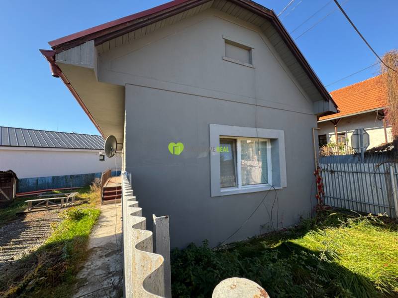 A family house on Varovecká Street in Družstevná pri Hornáde with a grassy garden and a metal fence.