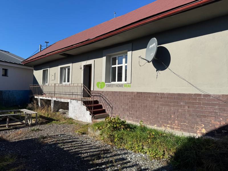 A family house on Varovecká Street in Družstevná pri Hornáde with a TV satellite dish.