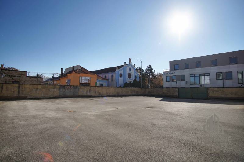 Sunny plots in Nové Zámky with views of the surrounding buildings suitable for living.