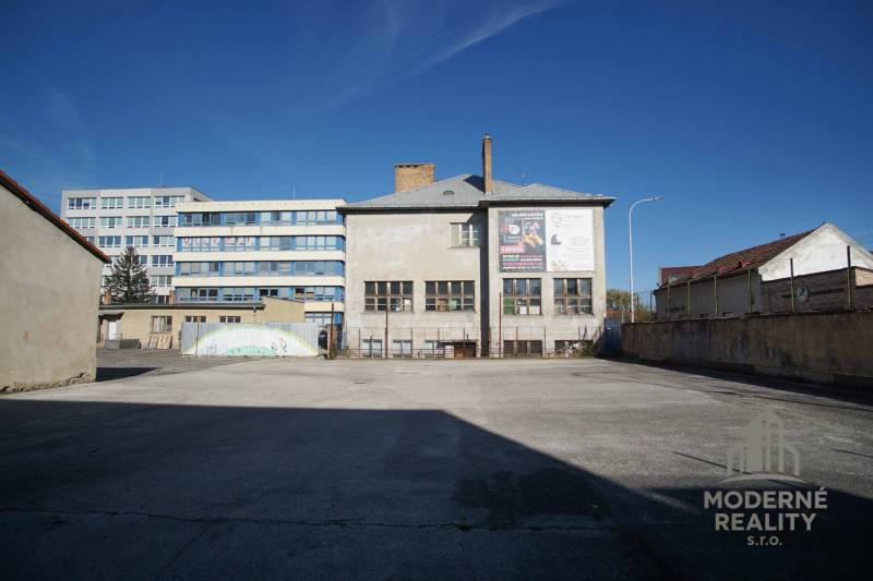 Buildings with a spacious yard suitable for residential plots in Nové Zámky.