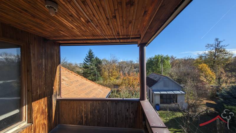 A balcony of a family house in Vráble with a view of the garden and the roof of the shelter.