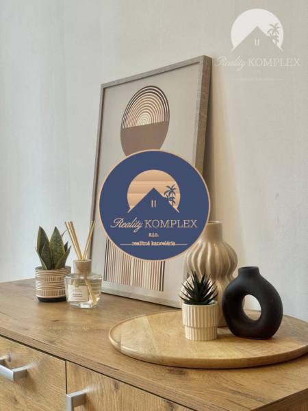 Decoration on a sideboard with a wood decor in a studio apartment, elegantly arranged.