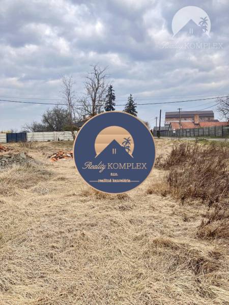 Building plot in Zlatná na Ostrove with a view of the neighboring family house.