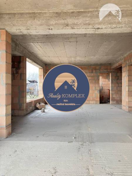 The shell construction of a family house with brick walls and a concrete ceiling.
