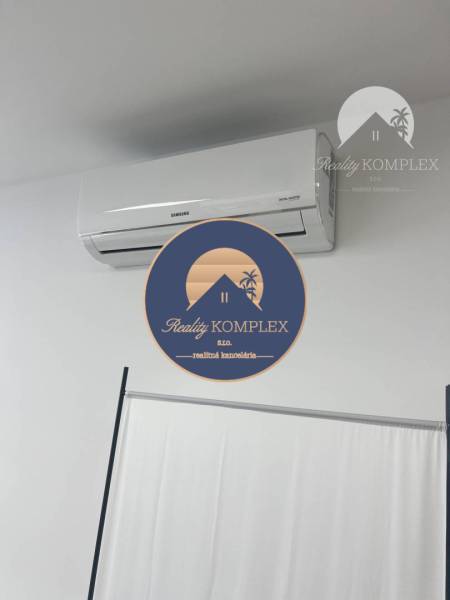 Air conditioning in commercial spaces with a curtain.