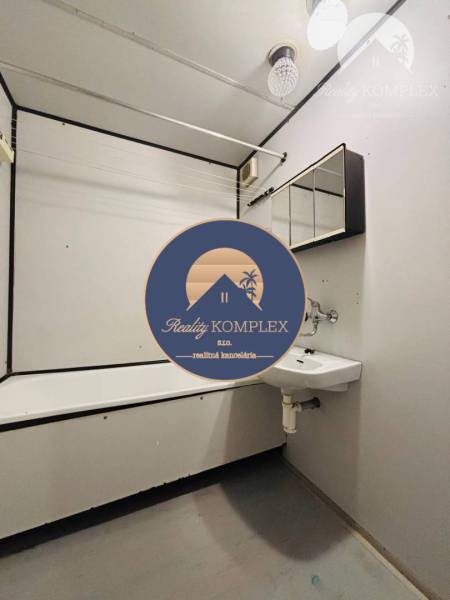 Bathroom with a shower and a mirrored cabinet in a 3-room apartment.