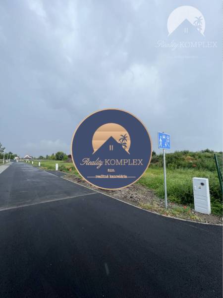 The road to Bučuháze in Šamorín, designated for residential plots with adjacent greenery.