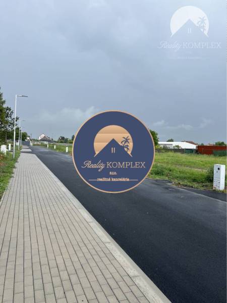 Street lighting and sidewalk on Bučuháza in Šamorín suitable for residential plots.