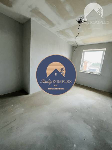 Unfurnished room in a 3-room apartment, simple walls, ceiling prepared for lighting.