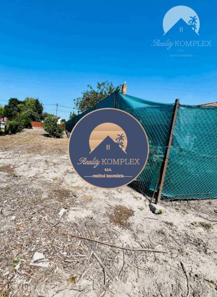 Land in Veľký Meder suitable for living, fenced, with natural vegetation.