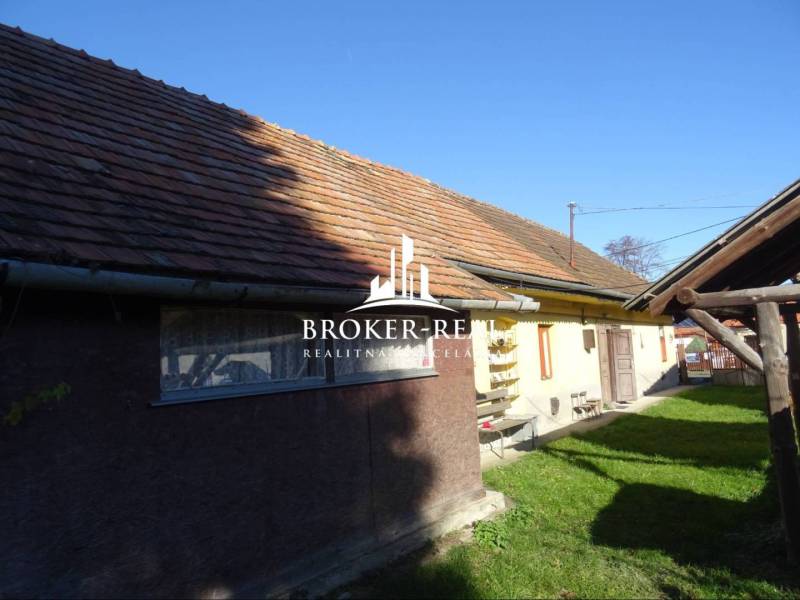 A family house in Telkibanya with a neoclassical roof and a spacious grassy yard.