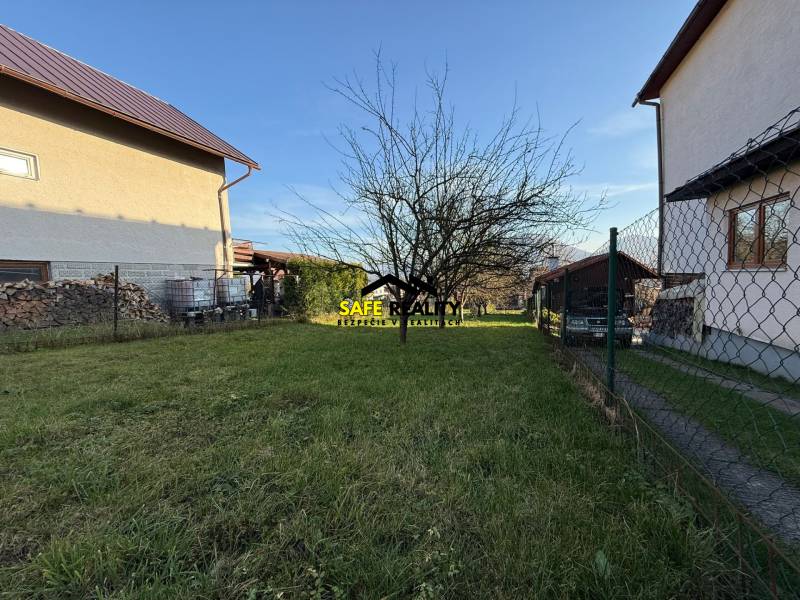 In the courtyard between the houses in Kysucké Nové Mesto, there is a plot of land - a residence with a lawn.