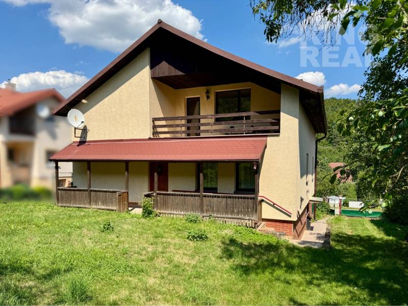 A family house in Prešov on Dúbravská 58 with a spacious lawn and a balcony.