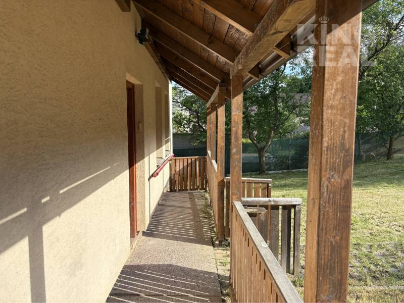 The veranda of the wooden family house in Prešov at Dúbravská 58 with a view of the lawn.