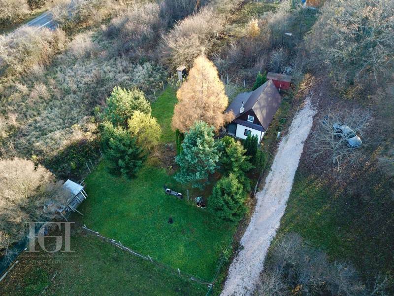 An aerial view of a cottage in Štitáre surrounded by greenery and trees.