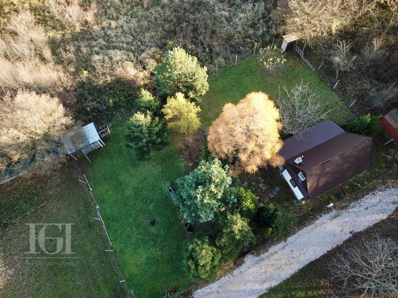 An aerial view of a cottage in Štitáre surrounded by greenery and trees.