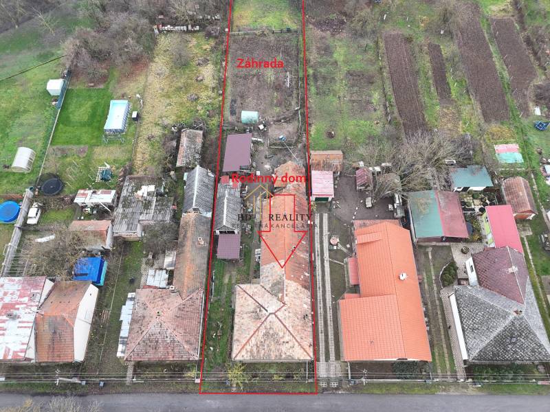 Aerial view of a property with a family house and garden in Hokovce.