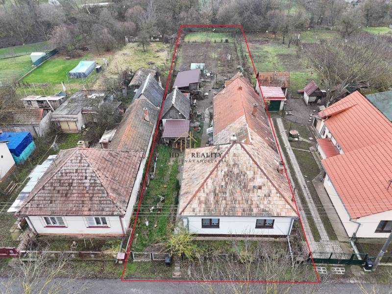 A family house in Hokovce with an adjacent plot, bordered by neighboring properties.