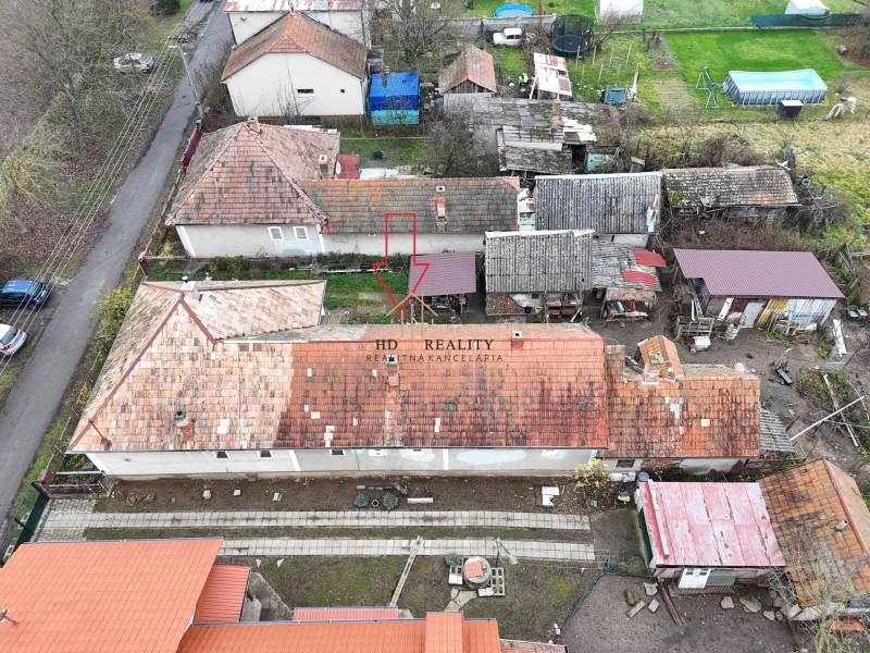 A top view of a family house in Hokovce with a garden and surrounding buildings.