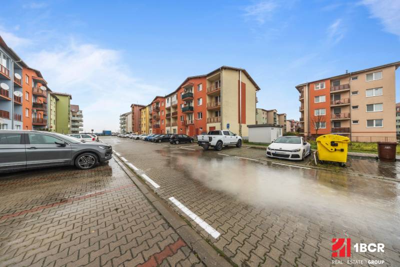 Pezinok, Veltlínska: Apartment buildings with parking on the street in front of a 2-room apartment.