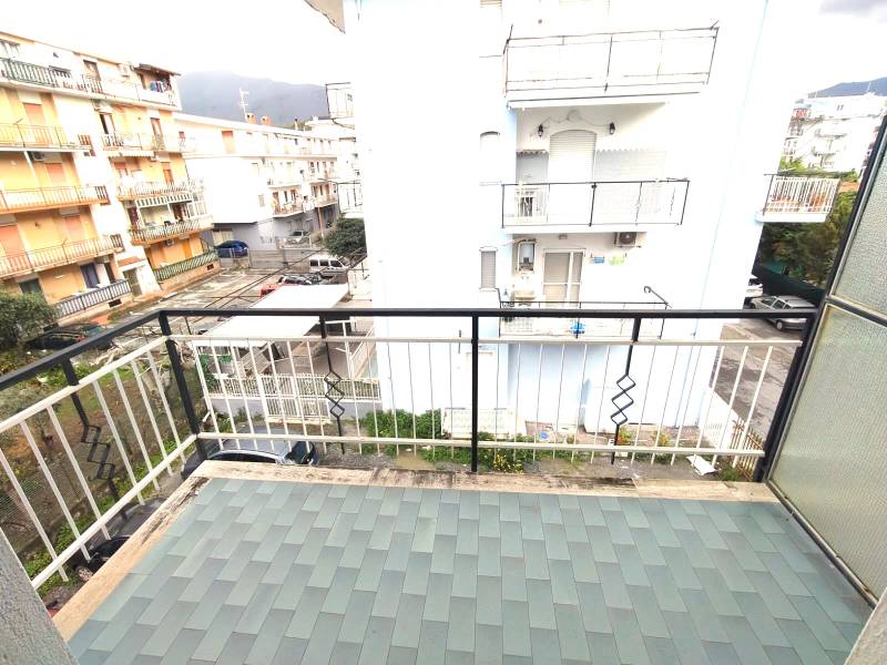 The balcony of a 3-room apartment on Minzoni Street in the city of Scalea with a view of the surroundings.