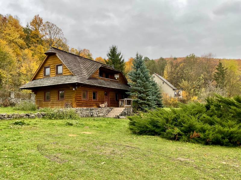 A wooden cottage surrounded by trees on recreational land in Čereňany - Fančová.