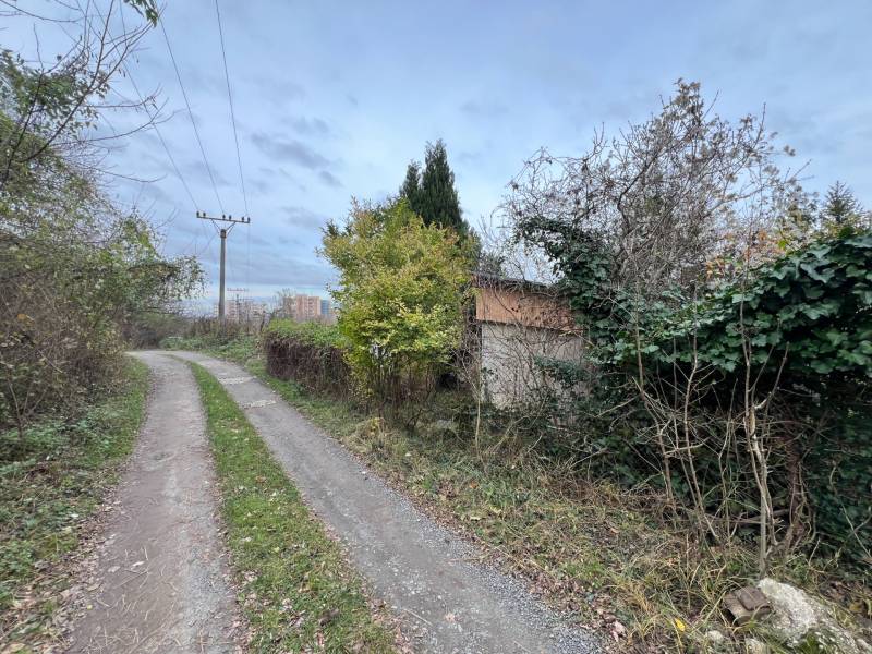 The path with greenery leads to a cottage in Bratislava - Devínska Nová Ves on Pod Srdcom Street.
