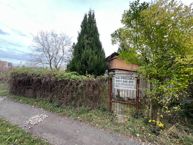 Cottage for sale in Bratislava, Devínska Nová Ves on Pod Srdcom street with a gate.