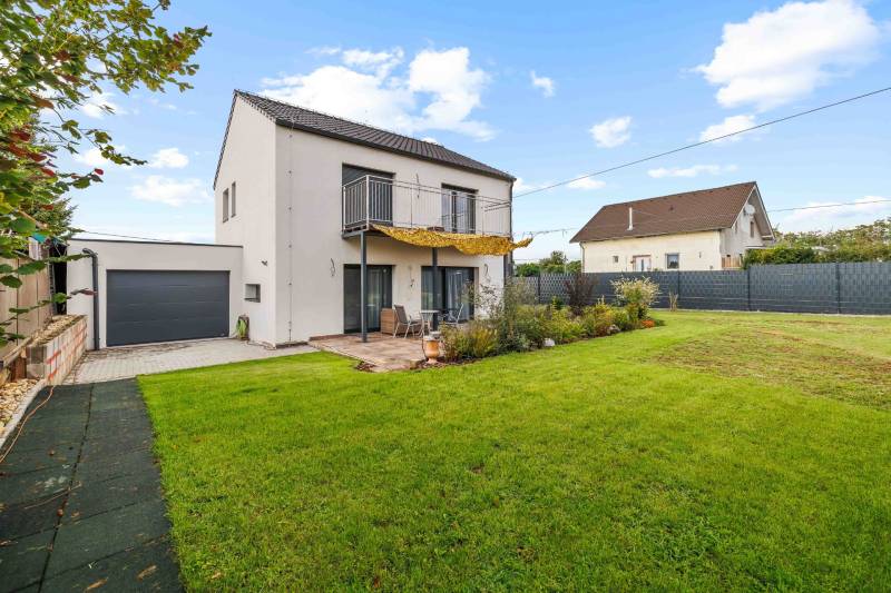 Family house on Breitensee Street in the town of Marchegg with a terrace and garden.