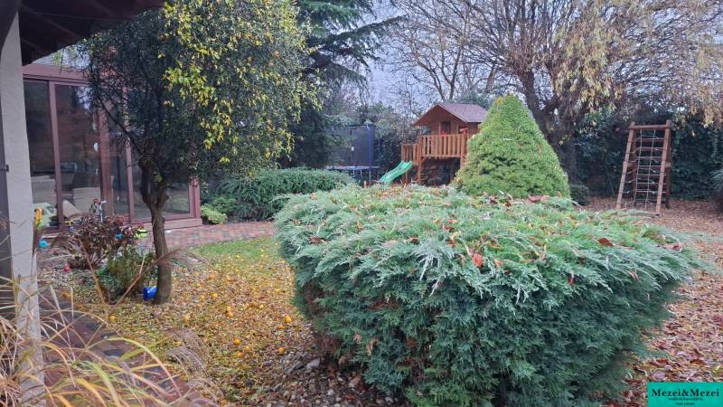 The garden of a family house in Bohdanovce nad Trnavou with a play tower and a trampoline.