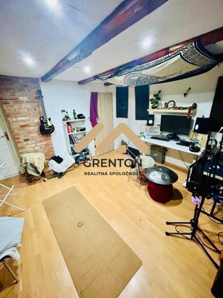 Music room in the cabin with a wooden decor floor, equipped with instruments and a mixing console.