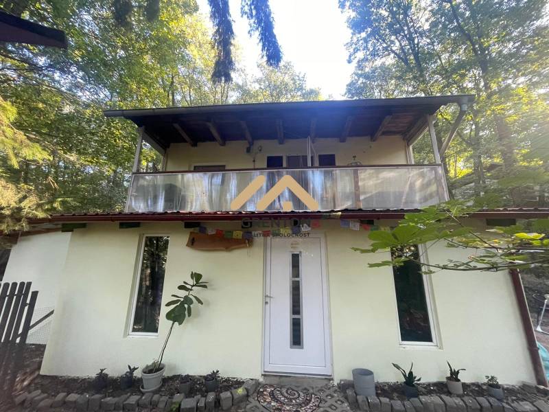 A cottage in Kučišdorská Valley in Pezinok, surrounded by forest with a spacious terrace.