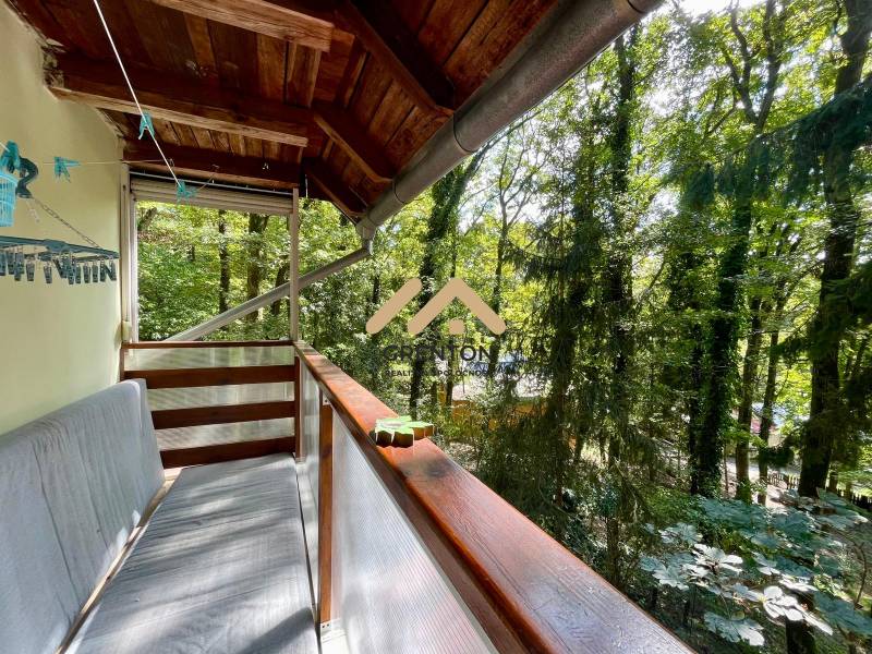 The balcony of the cottage in Kučišdorská Valley in Pezinok with a view of the forest.