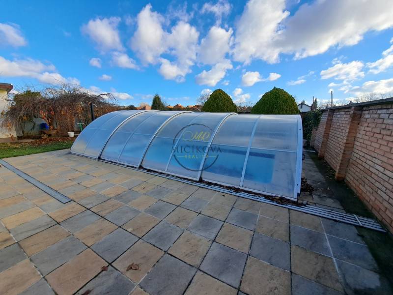 A covered pool in the garden of a family house on Bernolákova Street in Vráble.