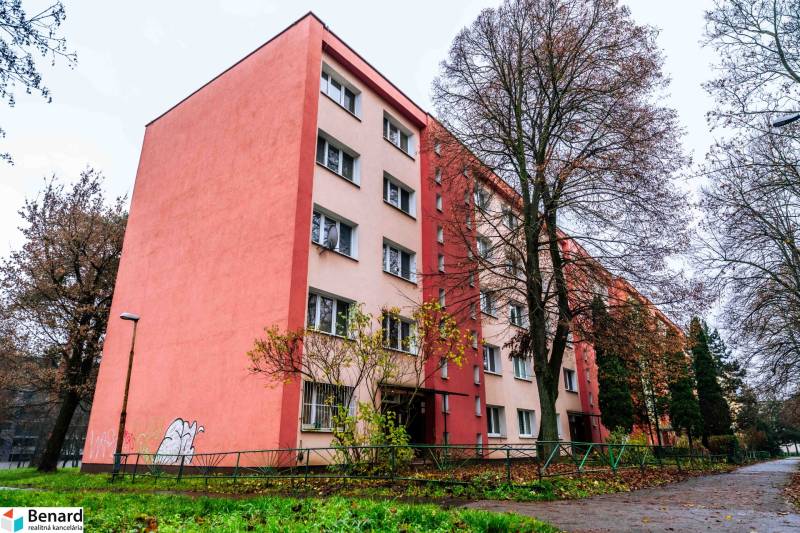 Exterior of a 2-room apartment on Ľudová Street, Košice - Západ district, with surrounding greenery.