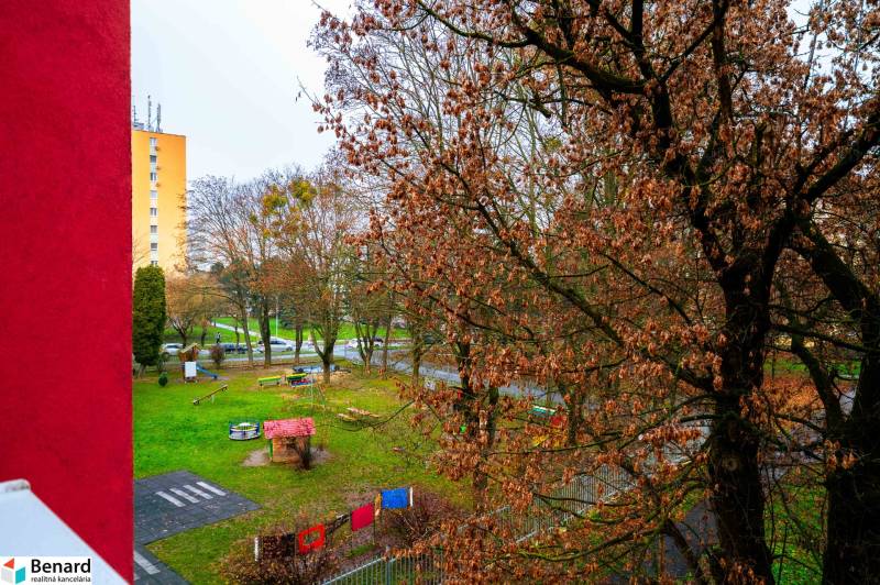 View of the playground and trees from a 2-room apartment on Ľudová Street in Košice.
