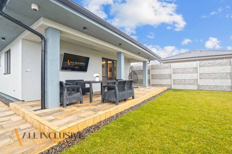 The terrace of a family house on Mostová Street in Galanta with seating and a lawn.