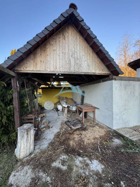 A shelter by the family house in Demandice, old wood and tools in the yard.