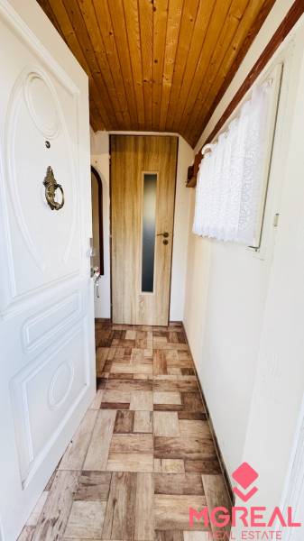 A cabin with a wooden ceiling and a floor with a wooden decor in a cozy interior.